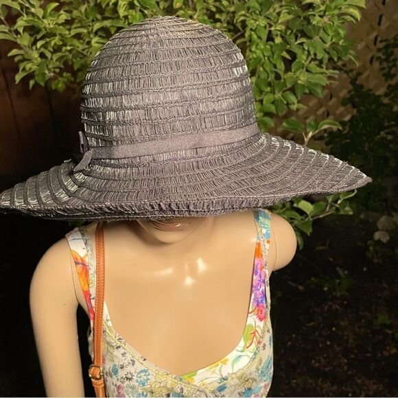 Black straw hat Kentucky Derby pin 🐎 - Picture 1 of 6